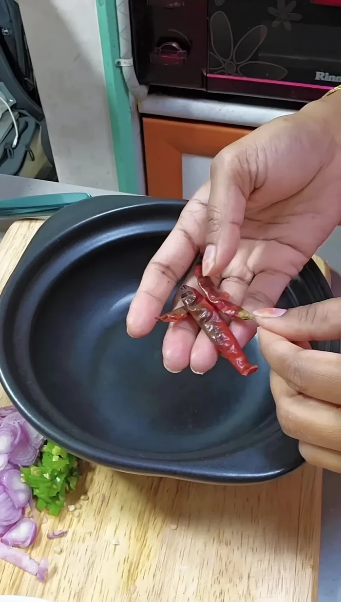 Roast the dried Korean chili pepper well on a gas stove and mix it with salt.