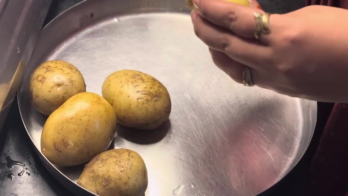 After boiling, peel the potatoes well and mash them very finely.