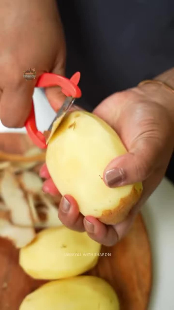 Cut three medium-sized potatoes into slices.
