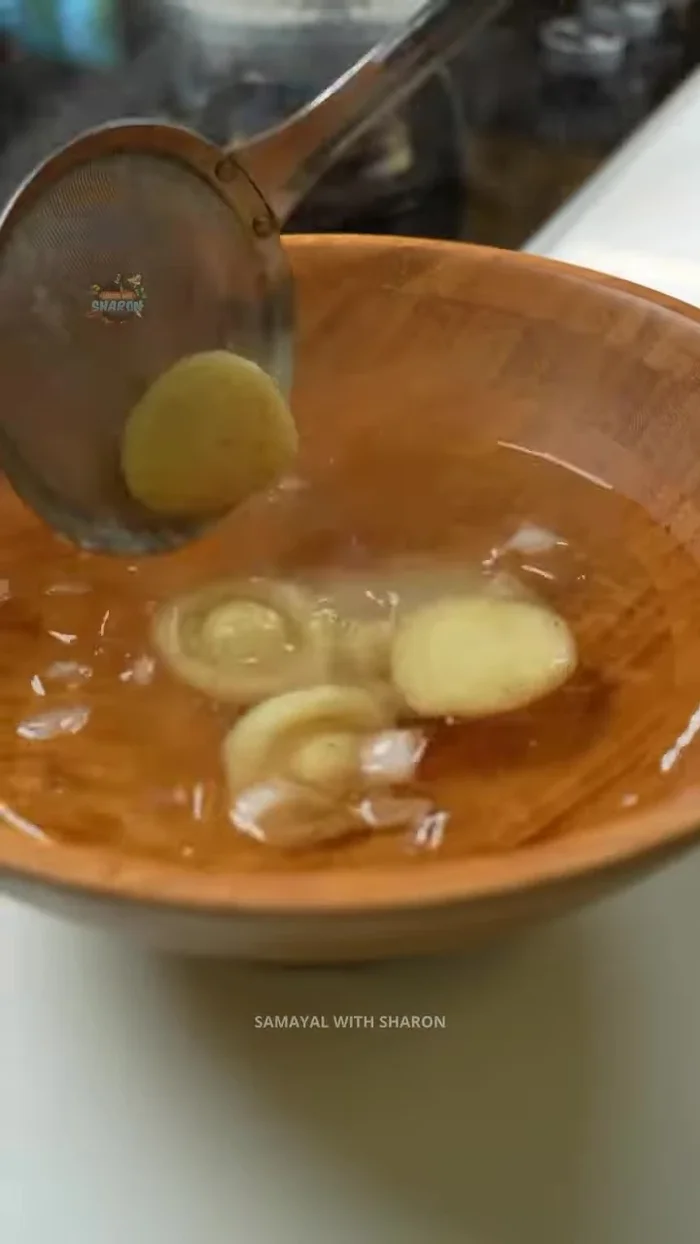 Immediately transfer the cooked potato mushrooms to ice water for 5 minutes.