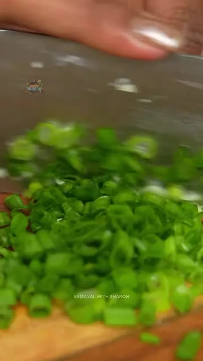 Prepare the sauce: finely chop 10 cloves of garlic and spring onions.