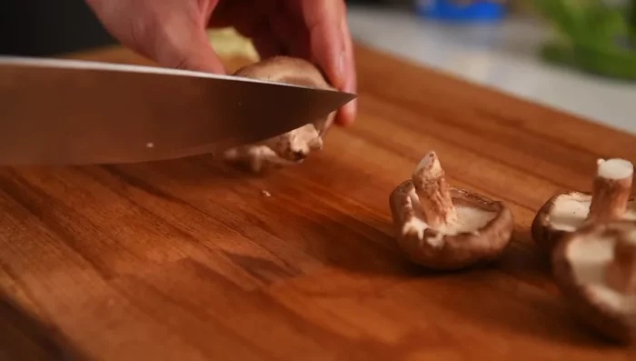 Remove the ends of four fresh shitake mushrooms and slice them. Rehydrated shitake mushrooms can be used.