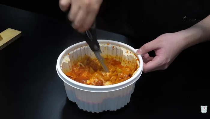 Add yeop-tteok, sweet corn, and cheese to the pizza base.