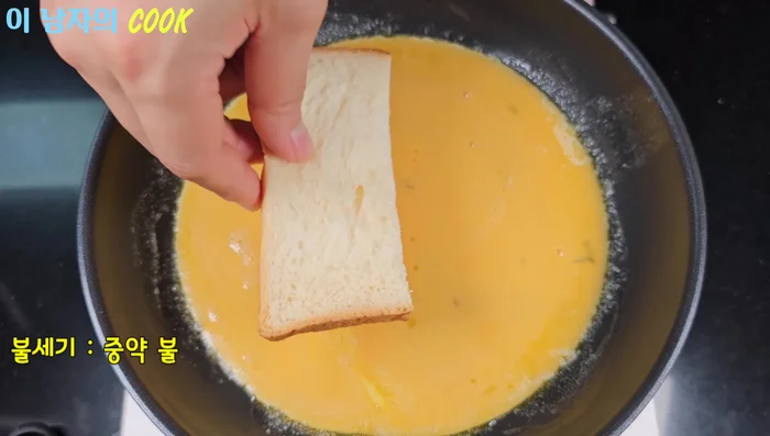 Pour the beaten eggs into the pan. Lightly soak the cut bread in the egg and place it on top of the egg, leaving about 2cm space between pieces.