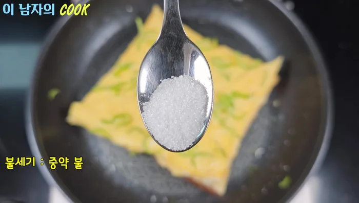 Sprinkle a small spoonful of sugar evenly.