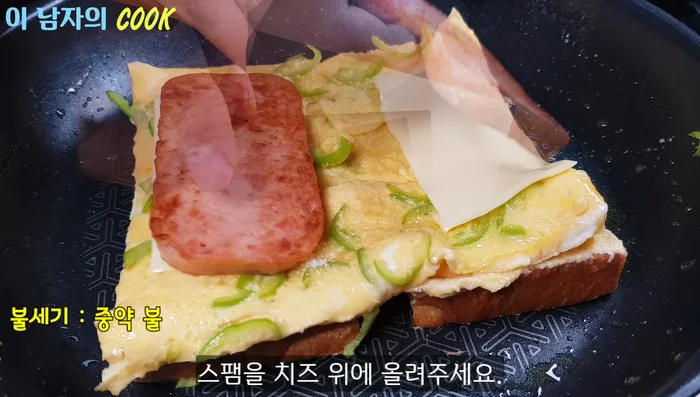 Add the fried Spam on top of the cheese. Sprinkle mayonnaise and ketchup thinly.