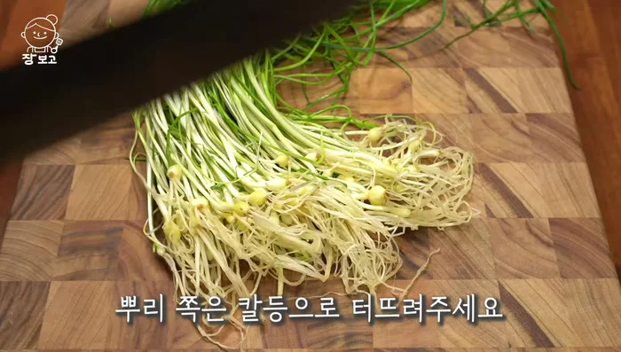Prepare the dalraejang (soybean paste stew): Cut 100g of washed sweet potatoes into small pieces, using the back of a knife to cut the root end.