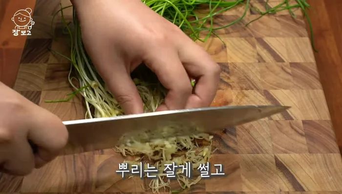 Chop the sweet potato stems into 1.5 cm long pieces and chop a green chili pepper.