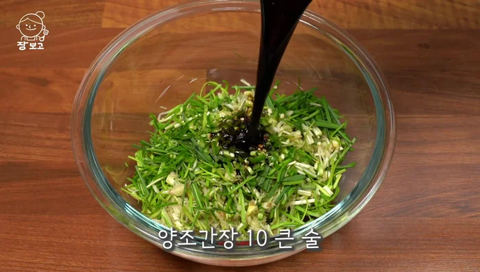 Mix the sweet potatoes, chili pepper, soy sauce, red pepper powder, plum extract, sesame oil, and sesame seeds in a bowl. Adjust salinity with water if needed.