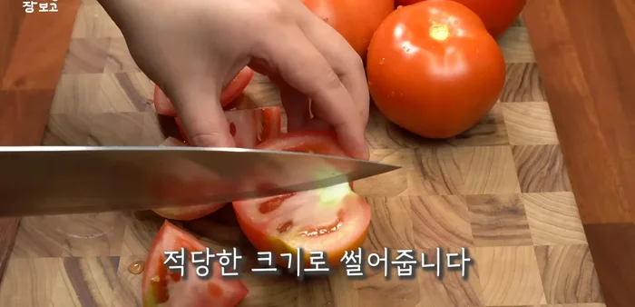 Cut tomatoes and carrots into bite-sized pieces.