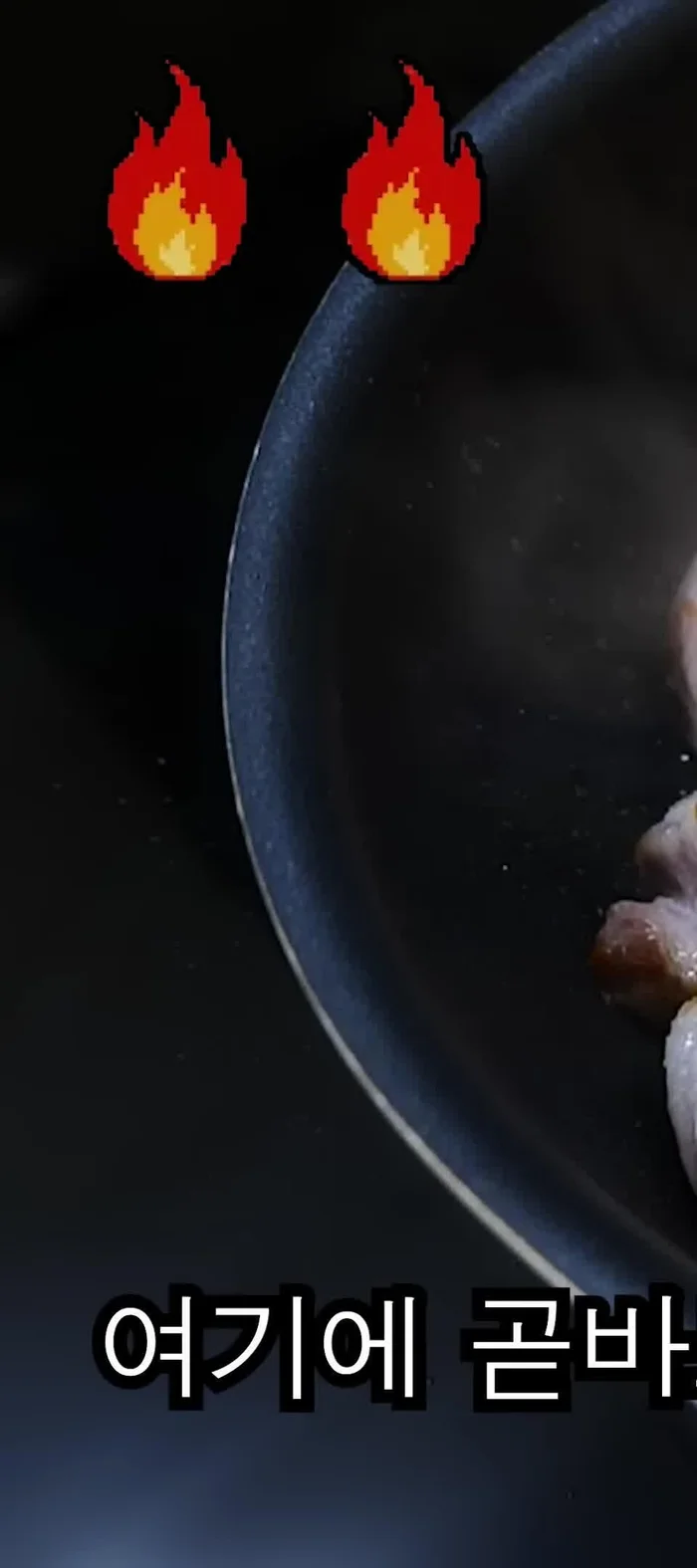 Pour water into a paper cup and pour it into the pan. Add 2 small, bite-sized potatoes.
