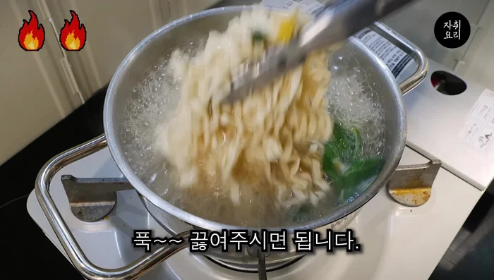 Put the razor clams and boil it thoroughly.