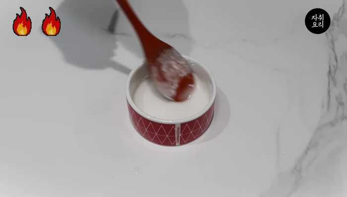 Mix one spoon of starch powder and two or three spoons of water to make starch water, and add one laver. Stir well.