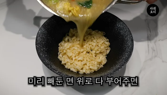 After boiling the broth until it has a cloudy texture, pour in the noodles that you have set aside in advance.