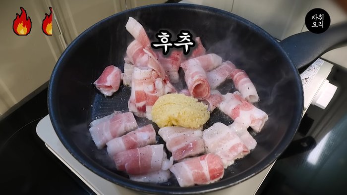 Prepare pork belly, sprinkle with minced garlic, salt, and pepper. Cook until sizzling.