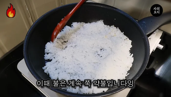 Keep heat on low. Mix ssamjang and mayonnaise to make a sauce and spread it on the rice cakes.