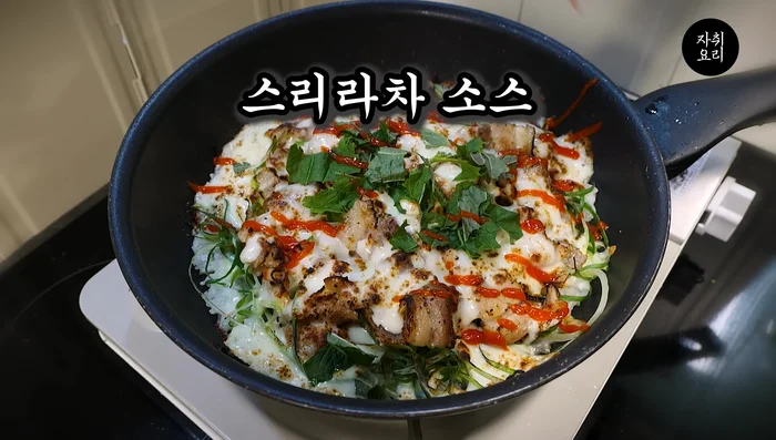 Add perilla leaves, hot sauce, and boju.
