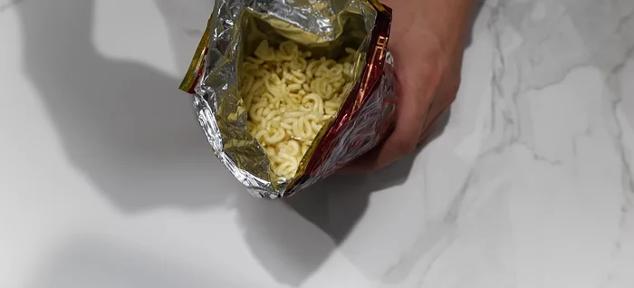 Pour half a cup of plain purified water into a paper cup and stir the noodles to absorb the water. (20.6)