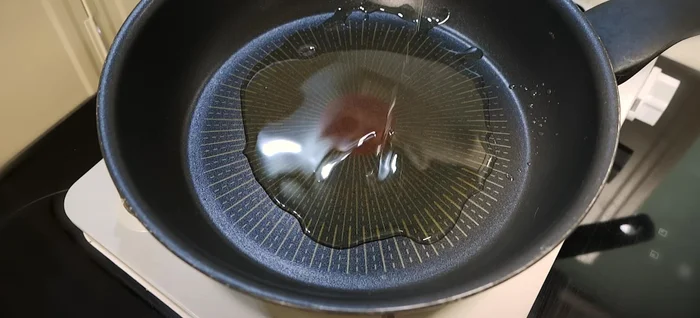 Heat cooking oil in a pan, fry an egg, and remove it. (25.16)