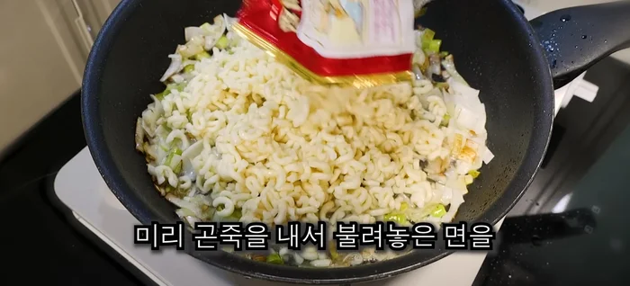 Add the soaked noodles and stir-fry. (36.92)