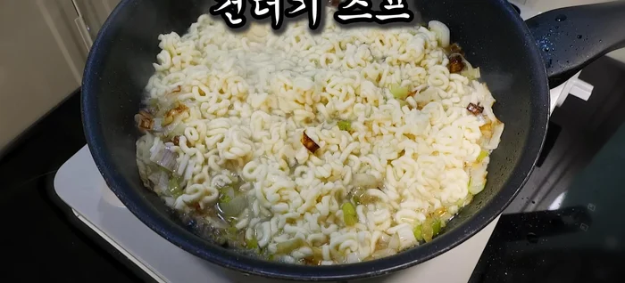 Add dried radish and stir-fry until moisture disappears. (40.399)