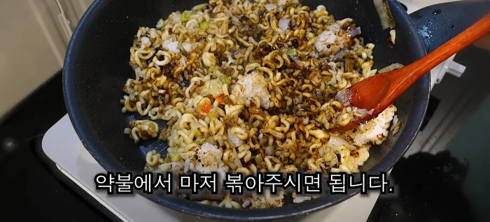Add 1 spoonful of sour fruit soup and 1 spoonful of oyster sauce; stir-fry on low heat. (52.12)