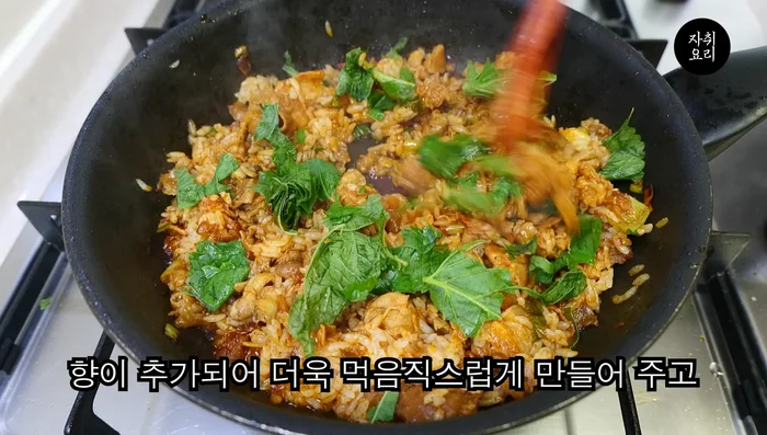 Add roughly torn perilla leaves and fresh fish sauce for extra flavor. Optional: add long noodles.