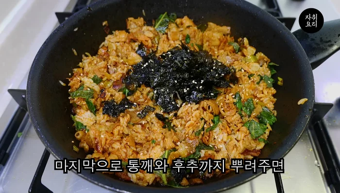 Sprinkle sesame seeds and pepper.