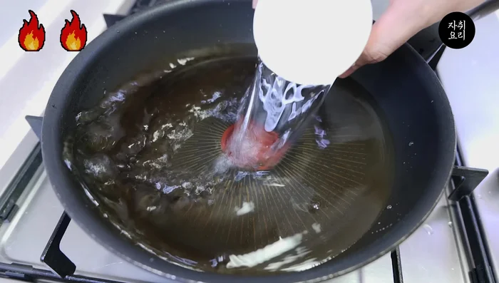 Pour 4 cups of water into a pan, bring to a boil, and add the skewered fish cakes.