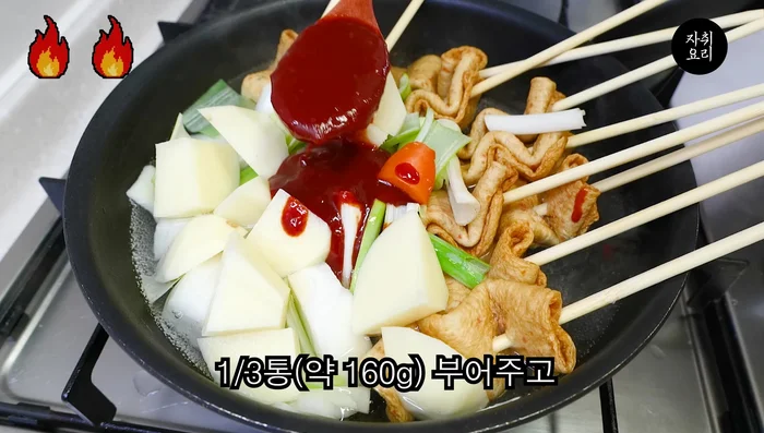 Add 7-8 spoons of spicy stir-fried chicken seasoning. Adjust water and sauce to taste.