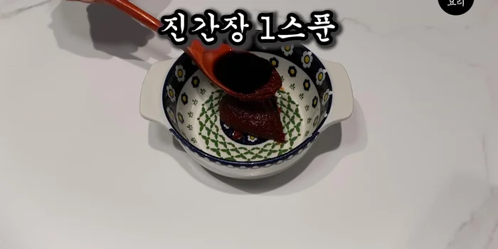 Sprinkle half a spoon of gochujang, one spoon of soy sauce, one spoon of fermented soy sauce, one spoon of sugar, one spoon of chili powder, one spoon of chopped noodles, and pepper.