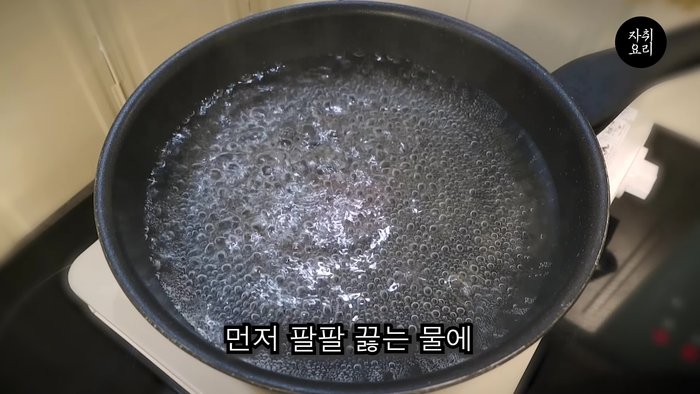 Boil pasta noodles in salted water until desired doneness. Drain and set aside.