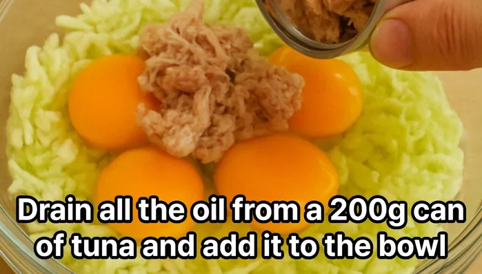 Pour in 200g of canned tuna after removing all the oil.