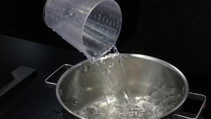 Add the chadolbagi to the seasoned water.