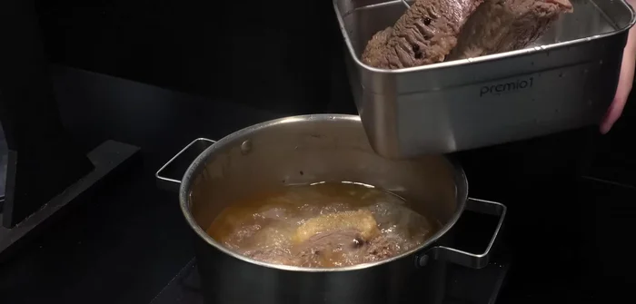 After two hours, remove the Chadolbagi and chill both the meat and broth in the refrigerator.
