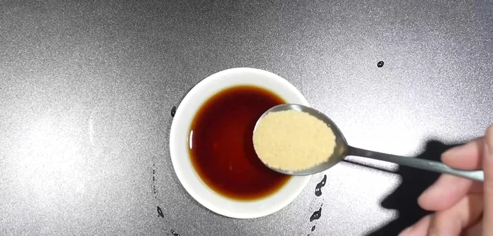 Make the boiled pork sauce by mixing soy sauce, vinegar, sugar, and chopped green onions.