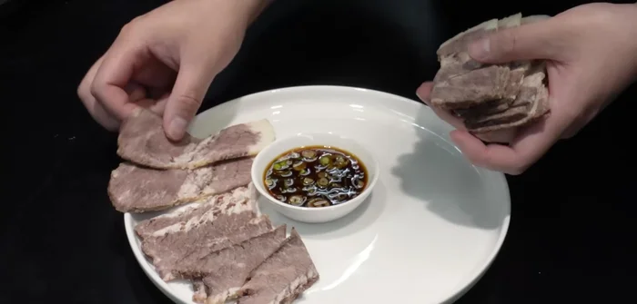 Thinly slice the chilled beef and arrange it on a plate.