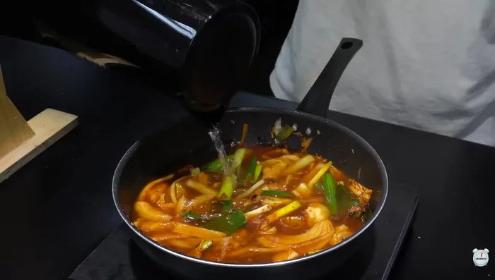Pour in water and add ramen (or sujebi dough) when the water boils.