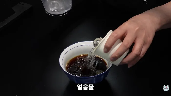 Dilute the jjigae as directed on the package. Dissolve charcoal and hondashi (or tuna liquid) into the mixture.
