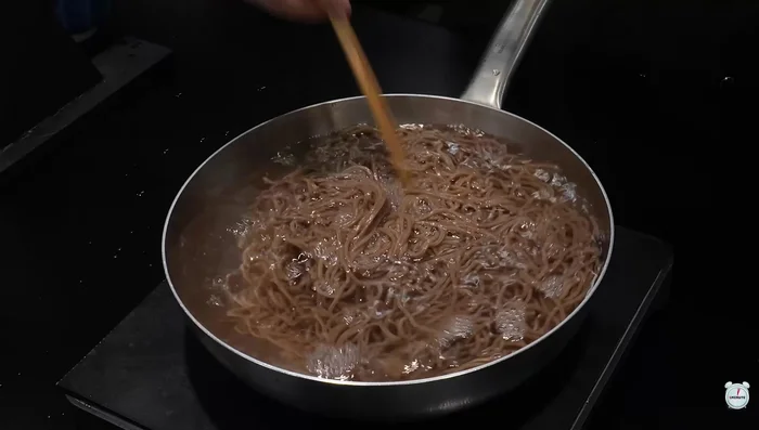 Boil the buckwheat noodles and rinse them in cold water.