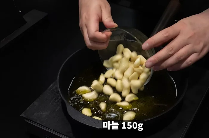 Add olive oil, garlic, gas (or sesame oil), and chicken stock to a pan and boil over low heat.
