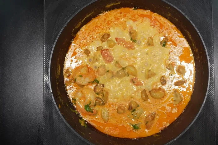 Optional: After eating, add leftover sauce to boiled pasta noodles and stir-fry for a spicy shrimp cream pasta.