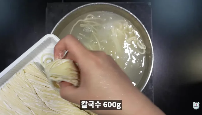 Rinse kalguksu noodles in cold water to remove starch.