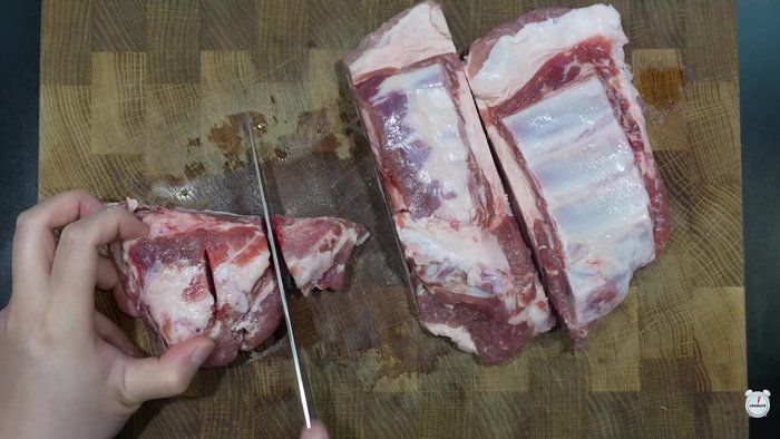 Cut pork ribs into bite-sized pieces. Alternatively, use pork front legs.