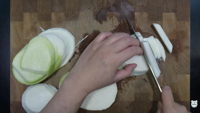 Blend onions and green peppers to make a green pepper seasoning.