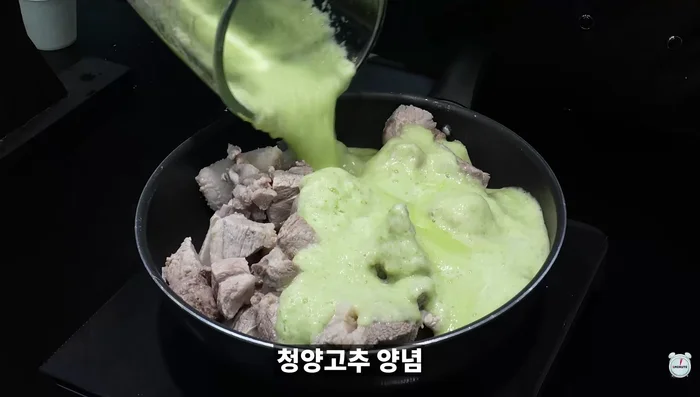 Combine the pork ribs and green pepper seasoning in a pot. Add spicy red pepper powder, Seongyang red pepper seasoning, regular red pepper powder, sugar, minced garlic, minced ginger, chives, (optional) beef, (optional) dashi, and (optional) MSG. Mix well.