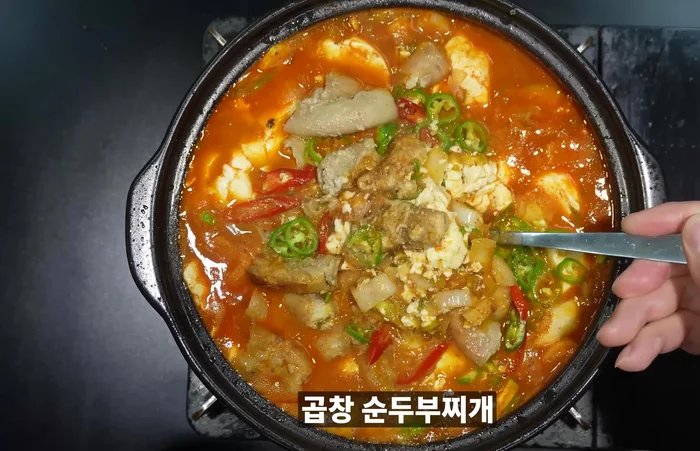 Serve garnished with Cheongyang peppers and red peppers.