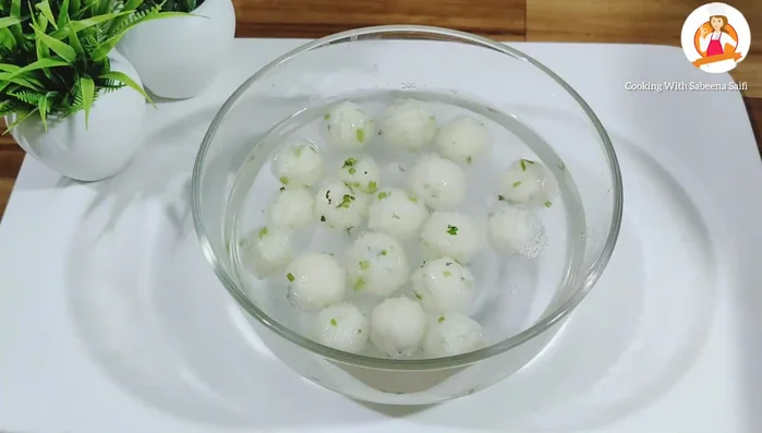 Remove the boiled balls and place them in cold water.