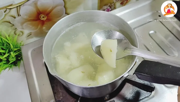 Drain the potatoes and mash them well using a grater.