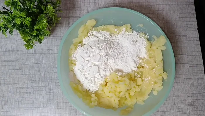 Add one bowl of arrowroot powder to the mashed potatoes. Knead into a soft dough, adding a little water as needed. Ensure the dough is smooth and crack-free.